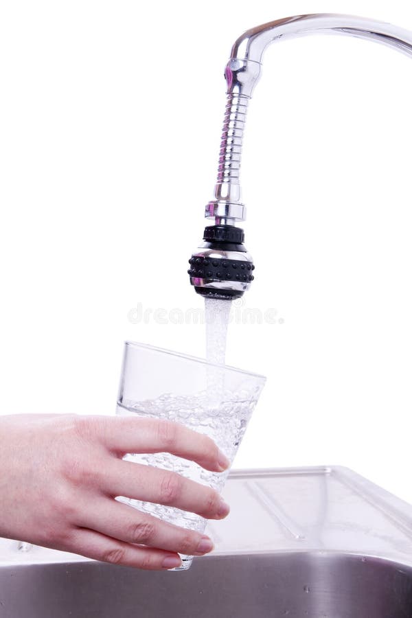 Schoon drinkwater in het glas, vrouwelijke hand. royalty-vrije stock foto Schoon drinkwater in het glas, vrouwelijke hand. royalty-vrije stock foto
