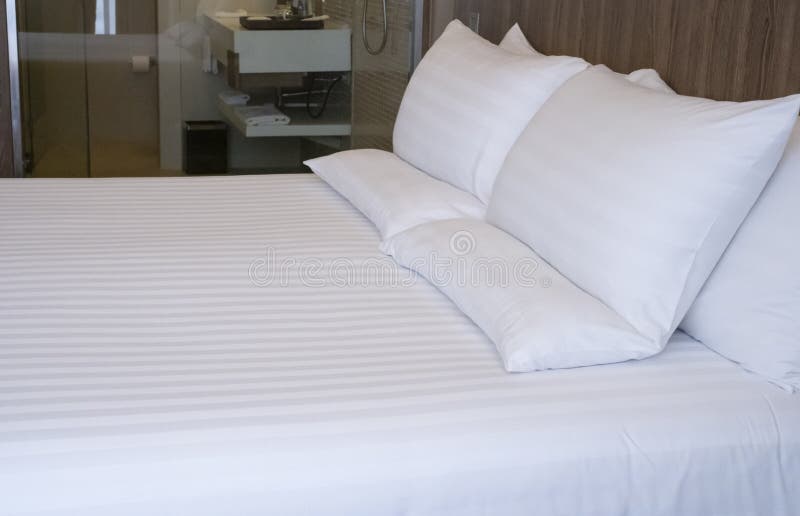 Schoon Wit in Hotel. Witte Comfortabele Kussen Op Bed Slaapkamer. Bedden En Kussens. Stock Foto Image of ochtend, comfort: 215347128