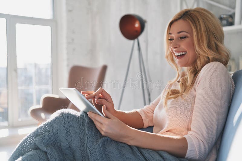 Schoonheid die het net surft Aantrekkelijke jonge vrouw die digitaal lusje gebruiken royalty-vrije stock afbeeldingen Schoonheid die het net surft Aantrekkelijke jonge vrouw die digitaal lusje gebruiken royalty-vrije stock afbeeldingen