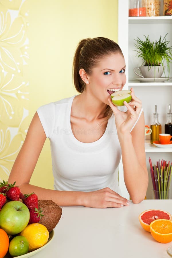 Schoonheid, jong meisje dat appel eet stock fotografie Schoonheid, jong meisje dat appel eet stock fotografie
