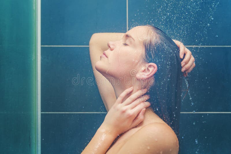 Schoonheid onder douche royalty-vrije stock foto's Schoonheid onder douche royalty-vrije stock foto's