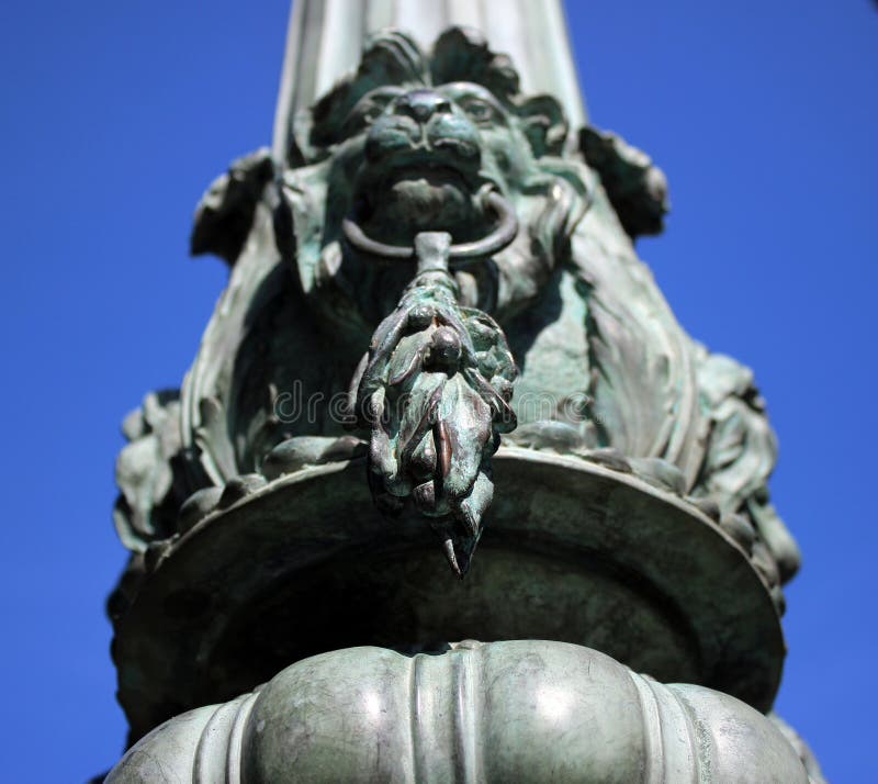 Schoonheid overal De aard beste artistLions is verschillend Sommigen van hen verfraaien parken en fonteinen stock fotografie Schoonheid overal De aard beste artistLions is verschillend Sommigen van hen verfraaien parken en fonteinen stock fotografie