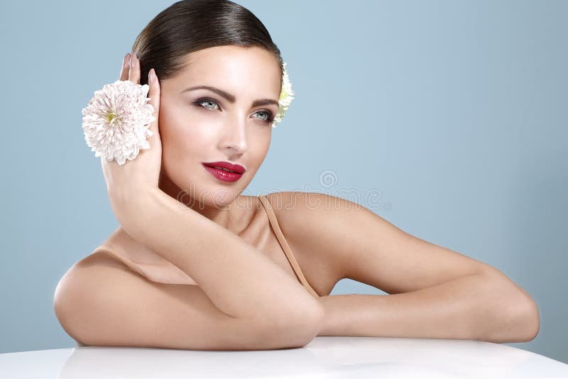 Schoonheid van glimlachende vrouw die wordt geschoten met bloementoebehoren royalty-vrije stock afbeeldingen Schoonheid van glimlachende vrouw die wordt geschoten met bloementoebehoren royalty-vrije stock afbeeldingen