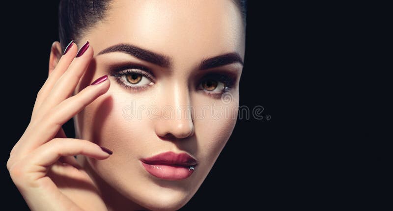 Schoonheids donkerbruine vrouw met perfecte die make-up op zwarte wordt geïsoleerd stock foto's Schoonheids donkerbruine vrouw met perfecte die make-up op zwarte wordt geïsoleerd stock foto's