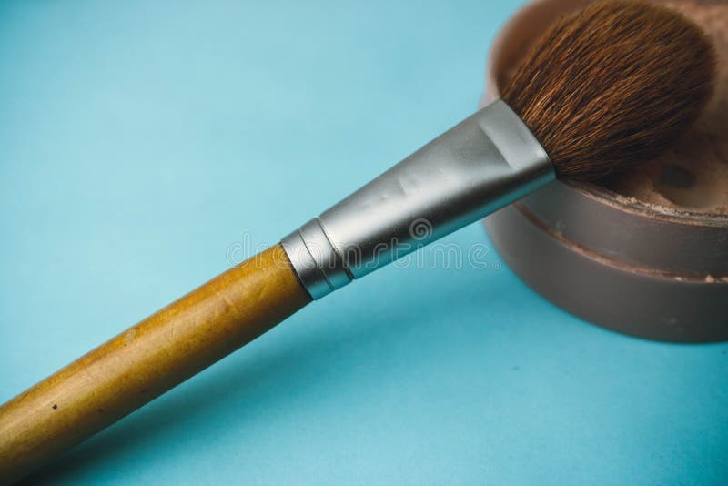 Schoonheidsdoos, kruimelig steen mineraal poeder met een speciale bruine mooie houten borstel van natuurlijk dutje voor make-up stock afbeeldingen Schoonheidsdoos, kruimelig steen mineraal poeder met een speciale bruine mooie houten borstel van natuurlijk dutje voor make-up stock afbeeldingen