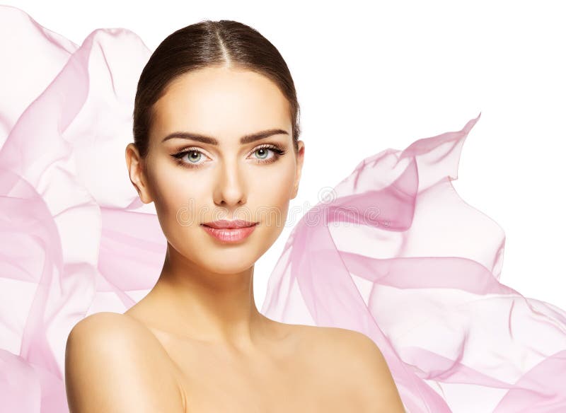 Schoonheidsgezicht. perfect model portret huidverzorging. roze stof van chiffon die tegen de wind vliegt. schoonheidsbehandeling e