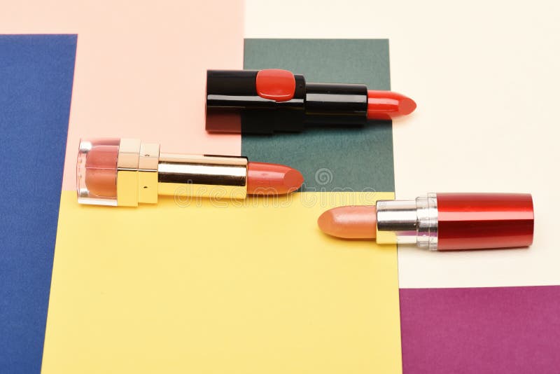 Schoonheidslevering, lippenstift, exemplaarruimte Drie rode, scharlaken lippenstiften stock afbeelding Schoonheidslevering, lippenstift, exemplaarruimte Drie rode, scharlaken lippenstiften stock afbeelding