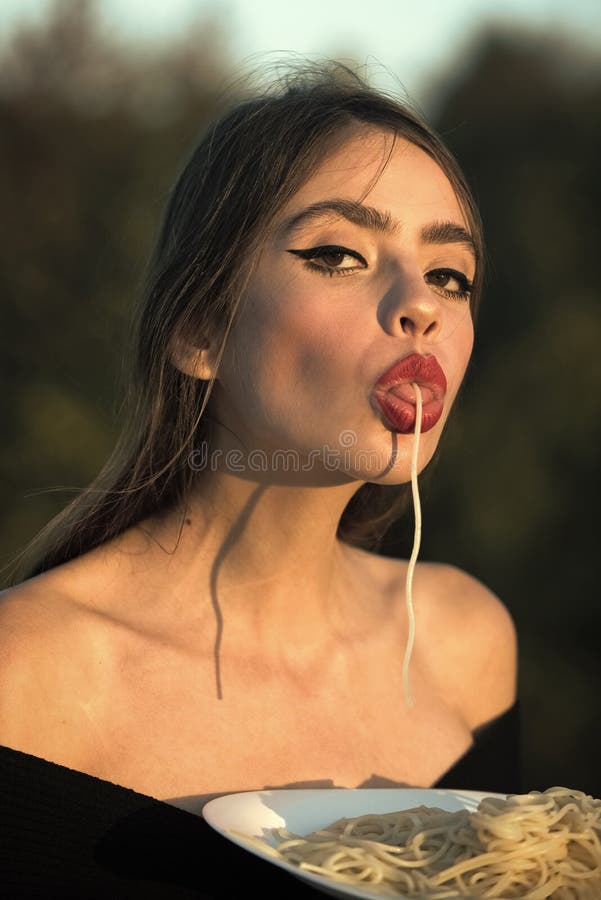 Schoonheidsmannequin Girl De manier ziet eruit Honger, eetlust, recept De chef-kokvrouw met rode lippen eet deegwaren Italiaanse royalty-vrije stock afbeeldingen Schoonheidsmannequin Girl De manier ziet eruit Honger, eetlust, recept De chef-kokvrouw met rode lippen eet deegwaren Italiaanse royalty-vrije stock afbeeldingen