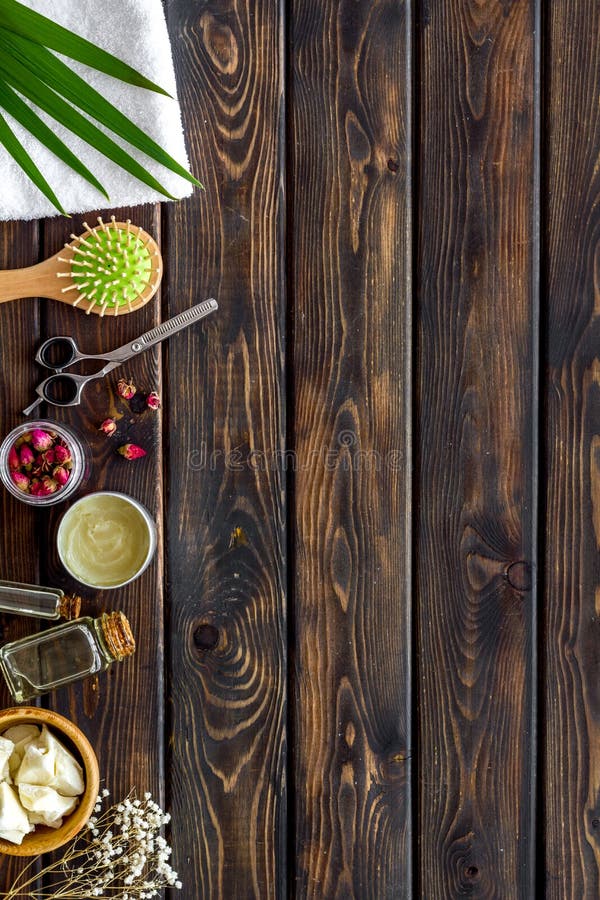 Schoonheidsmiddelen voor haarverzorging met jojoba, argan of kokosnotenolie in fles op houten achtergrond hoogste meningsprototyp stock afbeelding Schoonheidsmiddelen voor haarverzorging met jojoba, argan of kokosnotenolie in fles op houten achtergrond hoogste meningsprototyp stock afbeelding