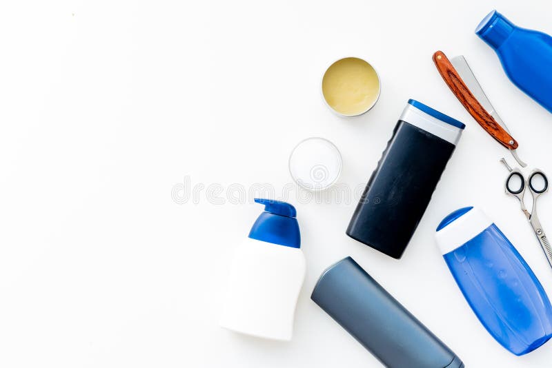 Schoonheidsmiddelen voor mensen` s haar De flessen met shampoo en gel, hulpmiddelen om te borstelen, sciccors op witte hoogste me royalty-vrije stock afbeelding Schoonheidsmiddelen voor mensen` s haar De flessen met shampoo en gel, hulpmiddelen om te borstelen, sciccors op witte hoogste me royalty-vrije stock afbeelding
