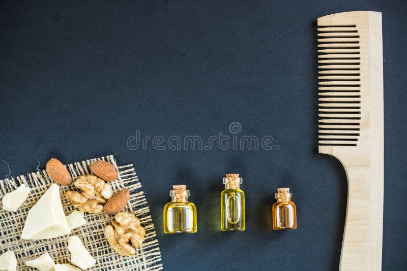 Schoonheidsmiddelen voor vrouwenhaarverzorging op zwarte achtergrond stock foto's Schoonheidsmiddelen voor vrouwenhaarverzorging op zwarte achtergrond stock foto's