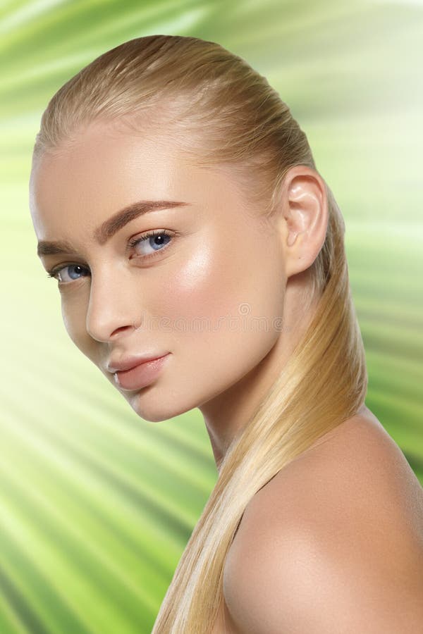 Schoonheidsportret van blondemeisje met natuurlijke make-up stock afbeeldingen Schoonheidsportret van blondemeisje met natuurlijke make-up stock afbeeldingen