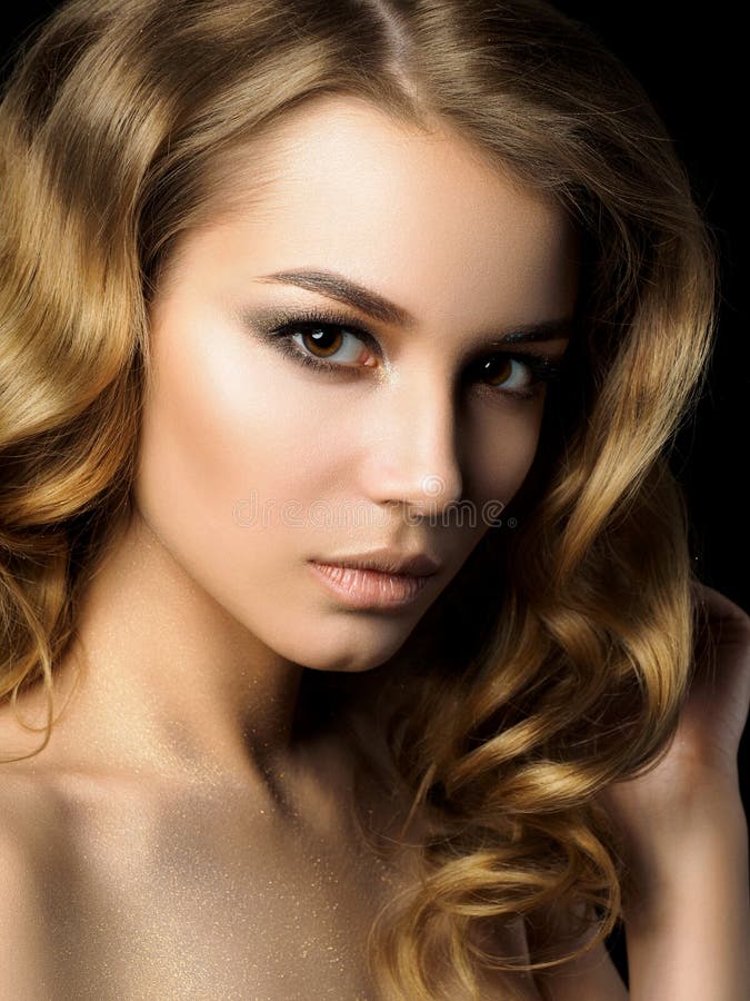 Schoonheidsportret van jonge vrouw met gouden make-up royalty-vrije stock afbeeldingen Schoonheidsportret van jonge vrouw met gouden make-up royalty-vrije stock afbeeldingen