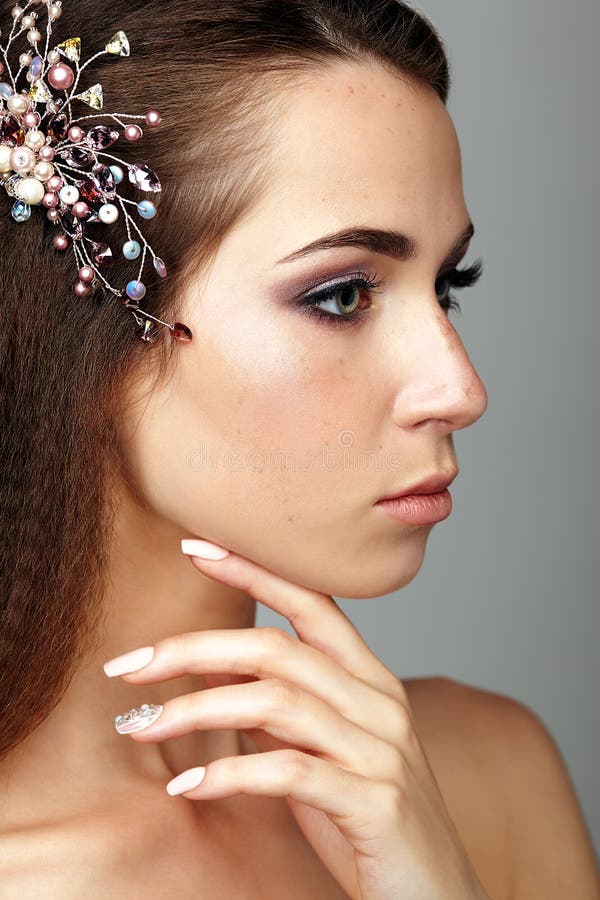 Schoonheidsportret van jonge vrouw wat betreft gezicht met vingers Brune stock foto's Schoonheidsportret van jonge vrouw wat betreft gezicht met vingers Brune stock foto's