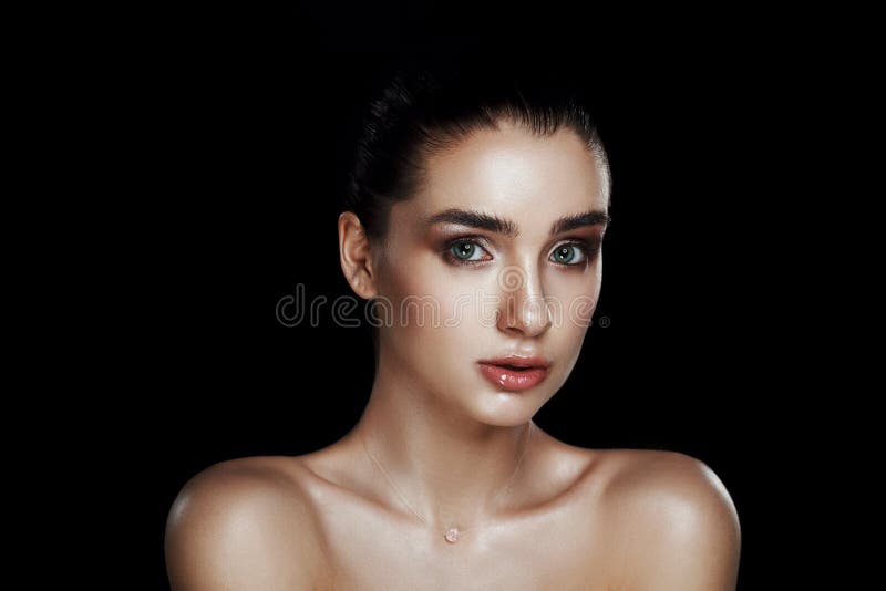Schoonheidsportret van Mooie Vrouw met Strobing-Make-up Nat Lichaam E royalty-vrije stock fotografie Schoonheidsportret van Mooie Vrouw met Strobing-Make-up Nat Lichaam E royalty-vrije stock fotografie