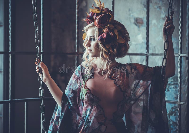 Schoonheidsvrouw in het paleis Luxueuze manier modieus meisje in kooi Bloemkleding en een kroon van bloemen