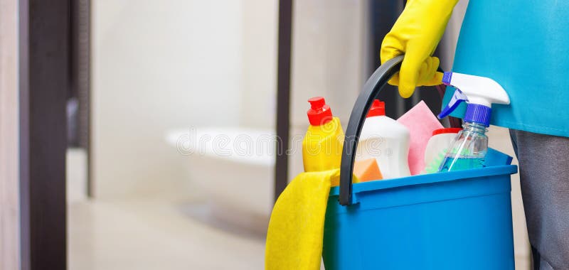 Schoonmaakster met een in hand emmer stock afbeelding Schoonmaakster met een in hand emmer stock afbeelding