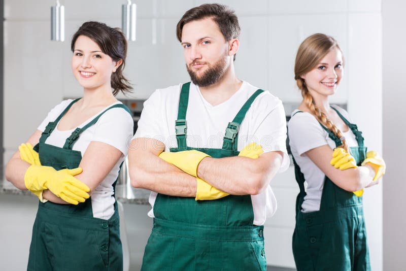 Schoonmakend team klaar om de vuilste ruimte schoon te maken royalty-vrije stock foto Schoonmakend team klaar om de vuilste ruimte schoon te maken royalty-vrije stock foto