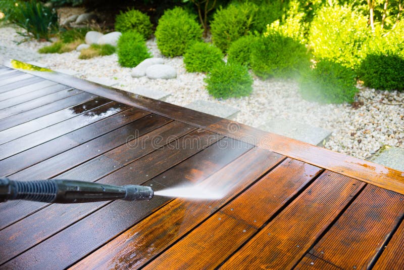 Schoonmakend terras met een machtswasmachine stock foto Schoonmakend terras met een machtswasmachine stock foto