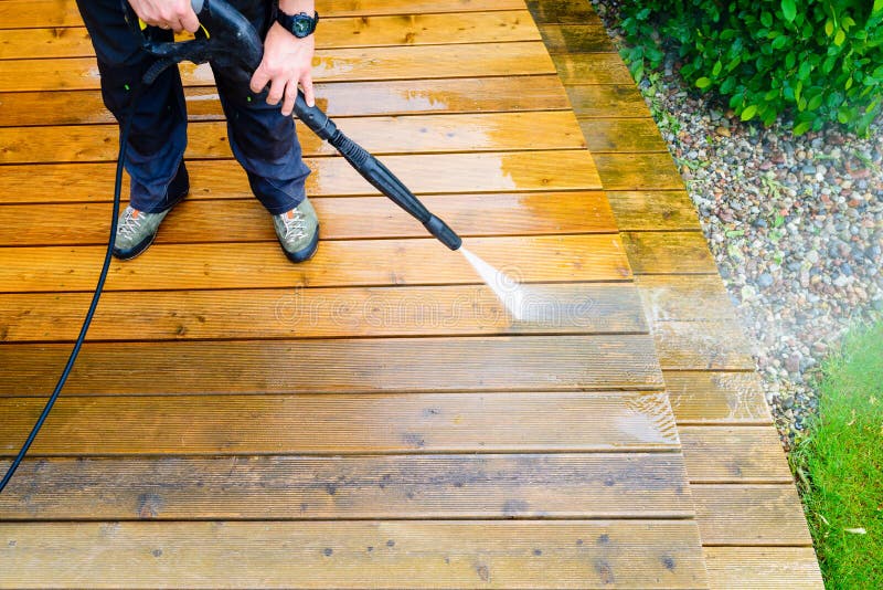 Schoonmakend terras met een machtswasmachine - schone hoogwaterdruk royalty-vrije stock afbeelding Schoonmakend terras met een machtswasmachine - schone hoogwaterdruk royalty-vrije stock afbeelding