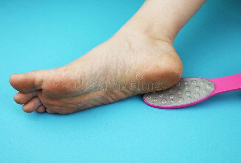 Schoonmakende voetvoeten met een zaag of een borstel Het schoonmaken van de voeten van de paddestoel stock foto Schoonmakende voetvoeten met een zaag of een borstel Het schoonmaken van de voeten van de paddestoel stock foto
