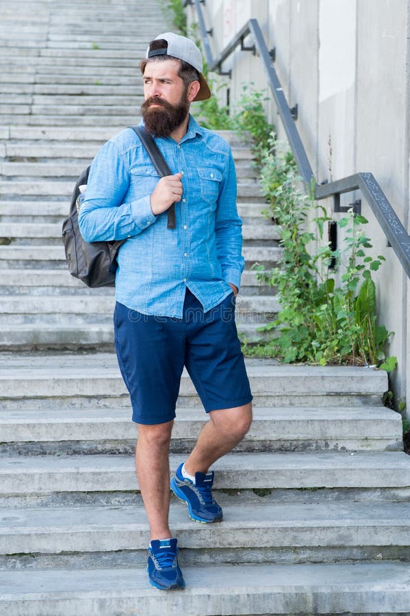Schop omhoog uw voeten en ga Het Concept van het wandelingsavontuur Stedelijke stijl Rijpe hipster met baardreiziger Gebaarde men royalty-vrije stock afbeelding Schop omhoog uw voeten en ga Het Concept van het wandelingsavontuur Stedelijke stijl Rijpe hipster met baardreiziger Gebaarde men royalty-vrije stock afbeelding