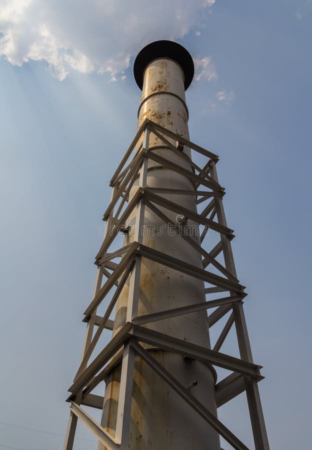 Schornstein der Industrieanlage stockbild Schornstein der Industrieanlage stockbild