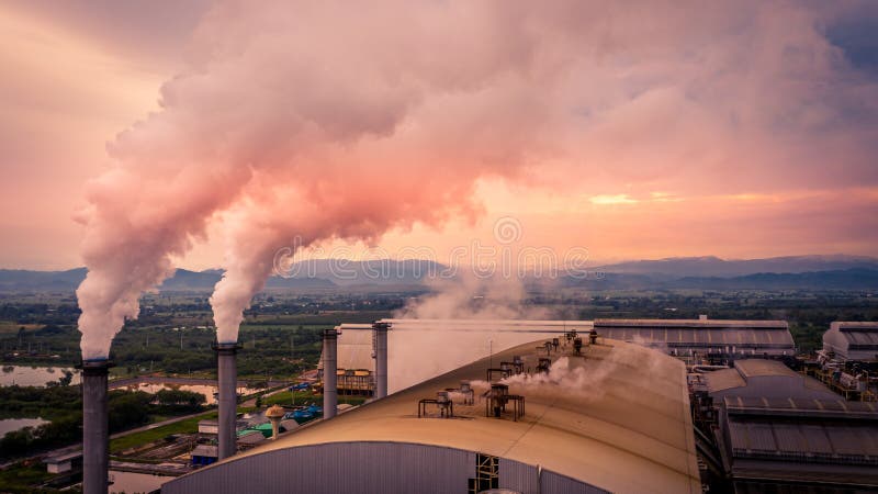 Schornsteinrohr-Fabrikverschmutzung in der Stadt, Brennstoff-Kraftwerk-Schornsteine strahlen Kohlendioxyd-Verschmutzung aus