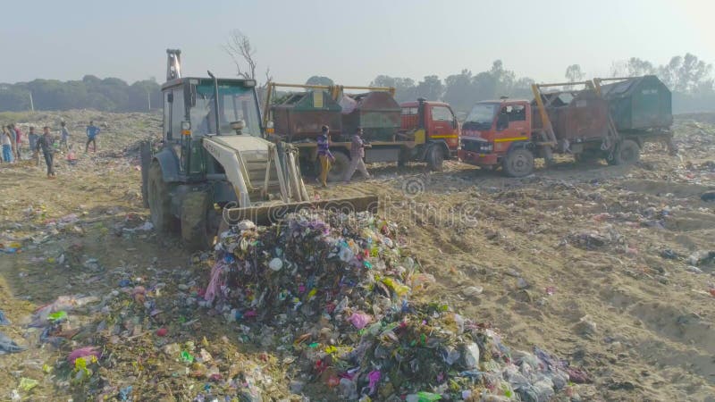 Schot in de installatie voor het beheer van vaste afvalstoffen haridwar uttarakhand india.