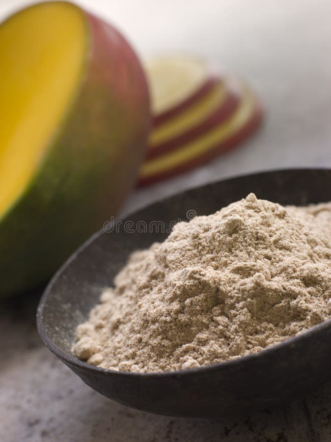 Schotel van het Poeder van de Mango met gesneden Verse Mango stock afbeelding Schotel van het Poeder van de Mango met gesneden Verse Mango stock afbeelding
