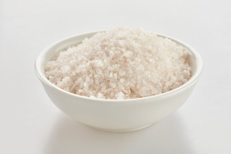 Schotel van het zout van grondhimalayagebergte over wit stock afbeelding Schotel van het zout van grondhimalayagebergte over wit stock afbeelding