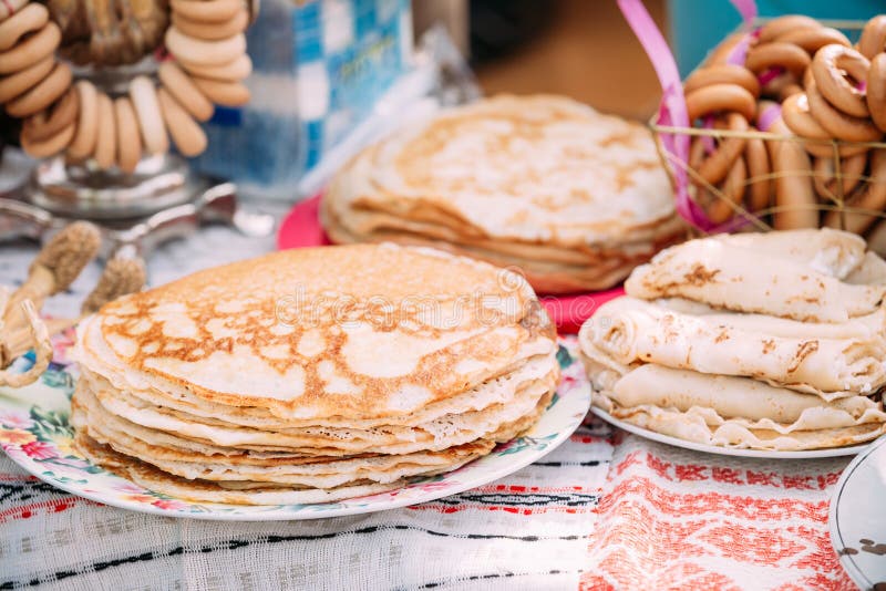 Schotels van de traditionele Witrussische keuken - pannekoeken royalty-vrije stock afbeelding Schotels van de traditionele Witrussische keuken - pannekoeken royalty-vrije stock afbeelding