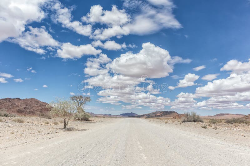 Schotterstraße in der Wüste von Namibia lizenzfreie stockbilder Schotterstraße in der Wüste von Namibia lizenzfreie stockbilder