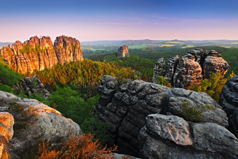Schrammsteine härlig aftonsikt över sandstenklippan in i den djupa dimmiga dalen i Sachsen Schweiz, aftonbakgrund, fet arkivfoto
