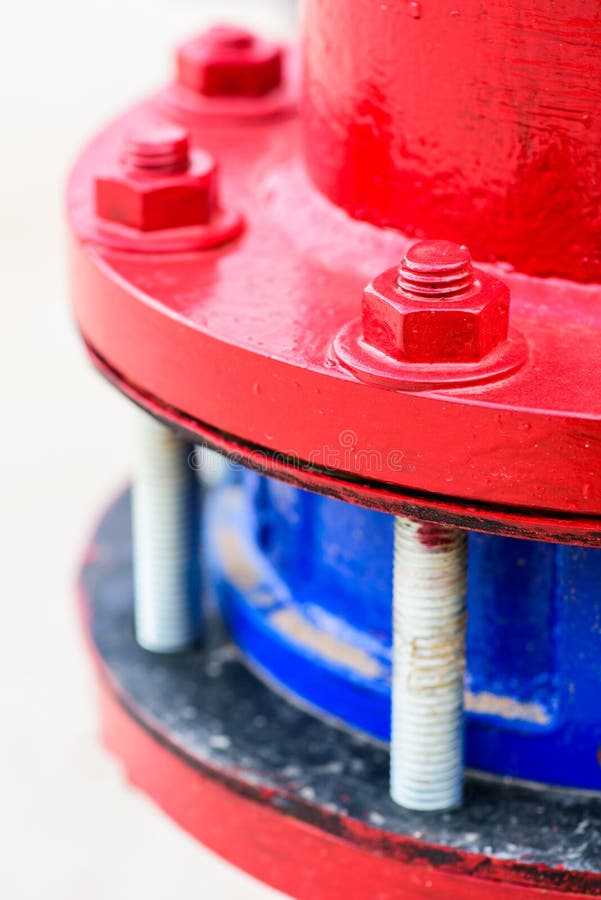 Schraube mit roter Nuss und Rohr stockfotografie Schraube mit roter Nuss und Rohr stockfotografie