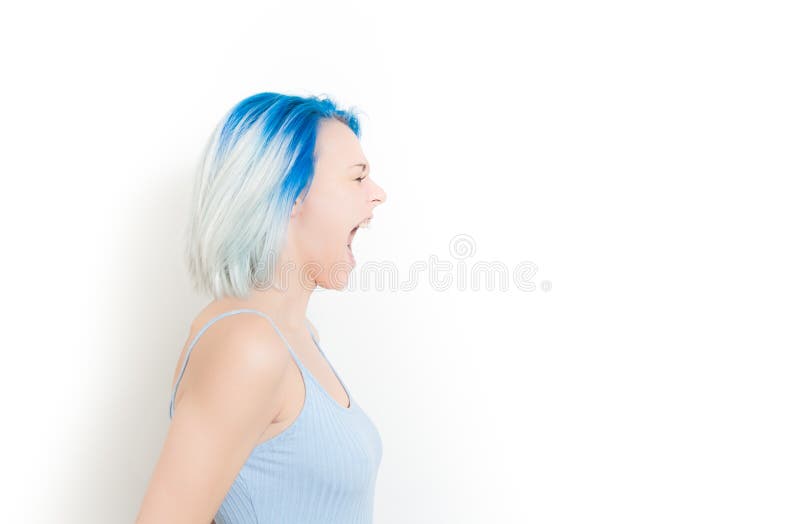 Schreeuw van de jonge vrouw van de hipstertiener royalty-vrije stock afbeelding Schreeuw van de jonge vrouw van de hipstertiener royalty-vrije stock afbeelding
