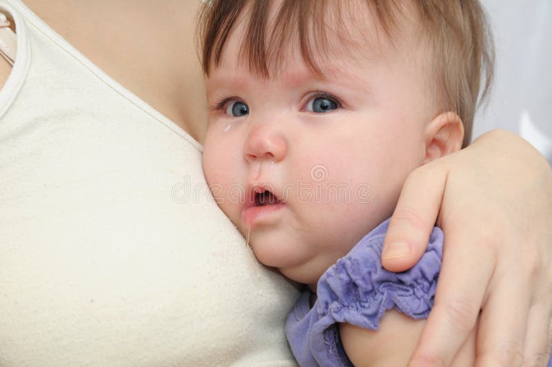 Schreeuwende baby bij de moeder op handen Het kalmeren van het verstoorde kind omhelzen en het kalmeren stock foto Schreeuwende baby bij de moeder op handen Het kalmeren van het verstoorde kind omhelzen en het kalmeren stock foto