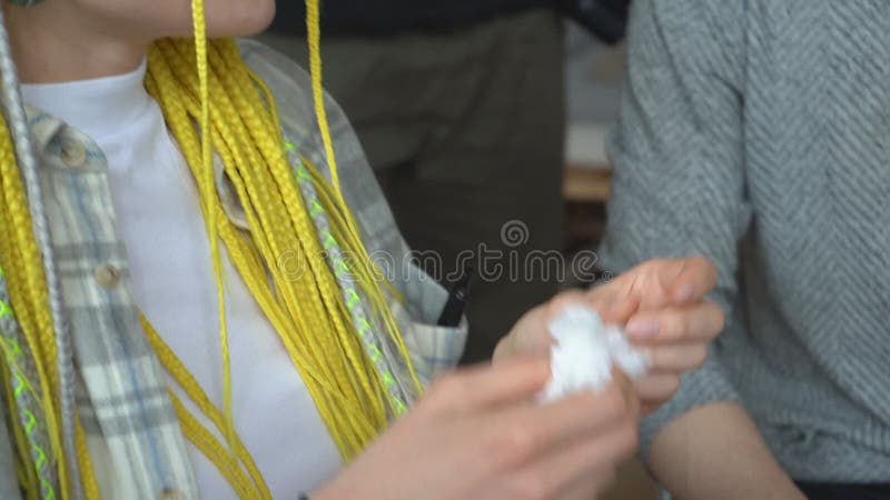 Schrei der jungen Frau von der Hoffnungslosigkeit.