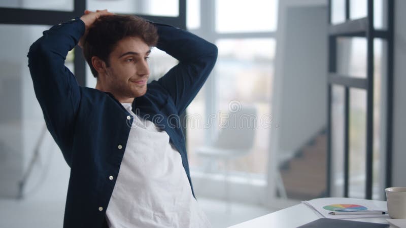 Schreibenlaptoptastatur des Geschäftsmannes müde Bemannung Sie Haben des Verstoßes nach Arbeitstag