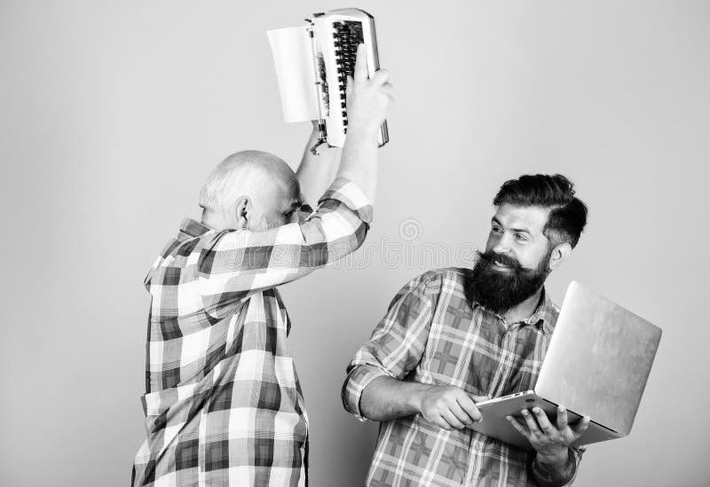 Schreibgeräte für Männer Senior man mit Schreibmaschine und Hipster mit Laptop Kampf gegen Technologien Master new stockbilder Schreibgeräte für Männer Senior man mit Schreibmaschine und Hipster mit Laptop Kampf gegen Technologien Master new stockbilder