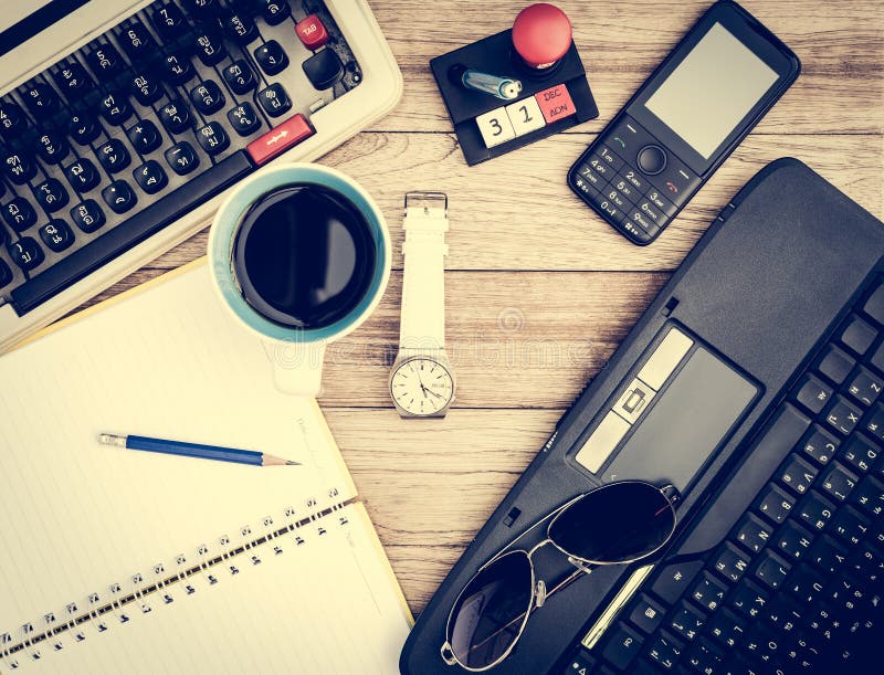 Schreibtisch mit Kaffeehintergrund lizenzfreie stockfotografie Schreibtisch mit Kaffeehintergrund lizenzfreie stockfotografie