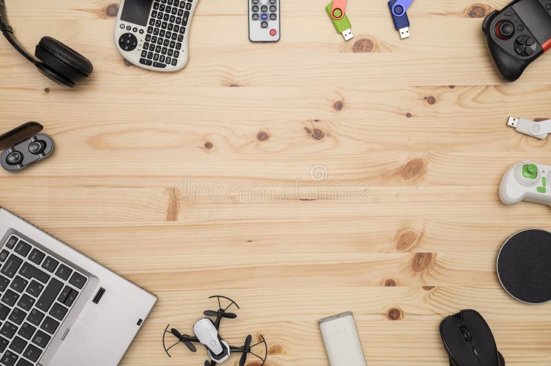Schreibtisch mit technologischen Gadgets lizenzfreie stockfotografie