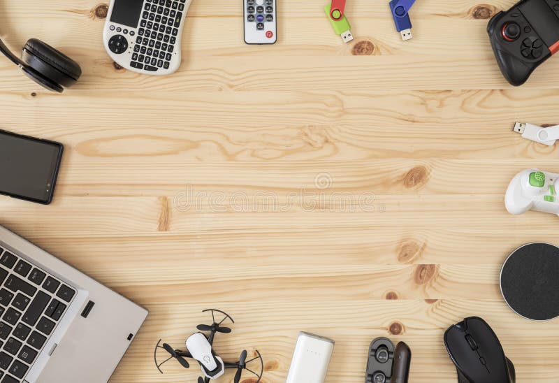 Schreibtisch mit technologischen Gadgets lizenzfreie stockfotos