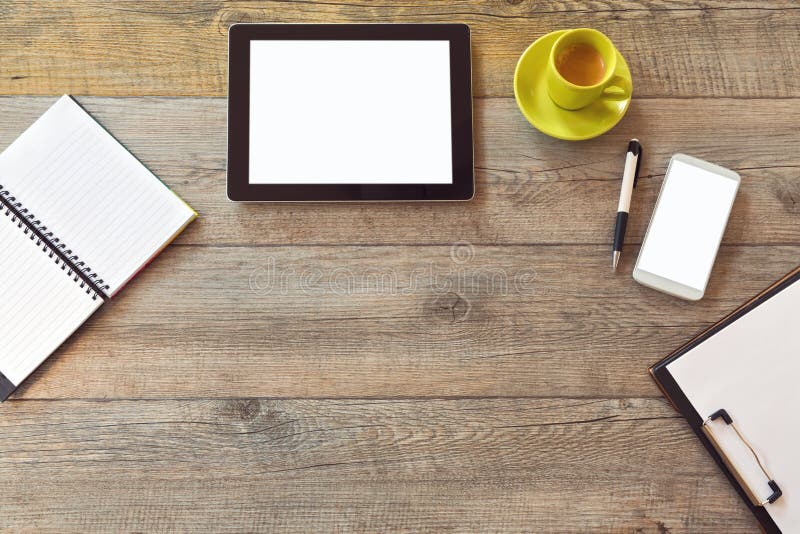 Schreibtischspott herauf Schablone mit Tablette, intelligentem Telefon, Notizbuch und Tasse Kaffee Ansicht von oben genanntem mit lizenzfreies stockbild Schreibtischspott herauf Schablone mit Tablette, intelligentem Telefon, Notizbuch und Tasse Kaffee Ansicht von oben genanntem mit lizenzfreies stockbild
