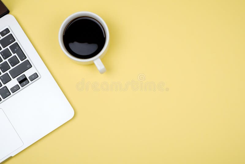 Schreibtischtabelle mit Computer Draufsicht mit Kopienraum lizenzfreie stockfotografie