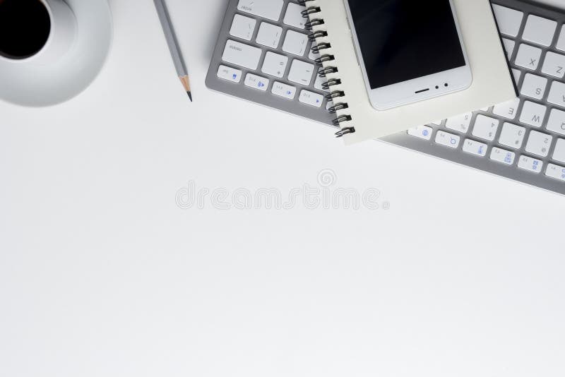 Schreibtischtabelle mit Versorgungen Flacher Lage Geschäftsarbeitsplatz und -gegenstände Beschneidungspfad eingeschlossen Kopiere stockfoto Schreibtischtabelle mit Versorgungen Flacher Lage Geschäftsarbeitsplatz und -gegenstände Beschneidungspfad eingeschlossen Kopiere stockfoto