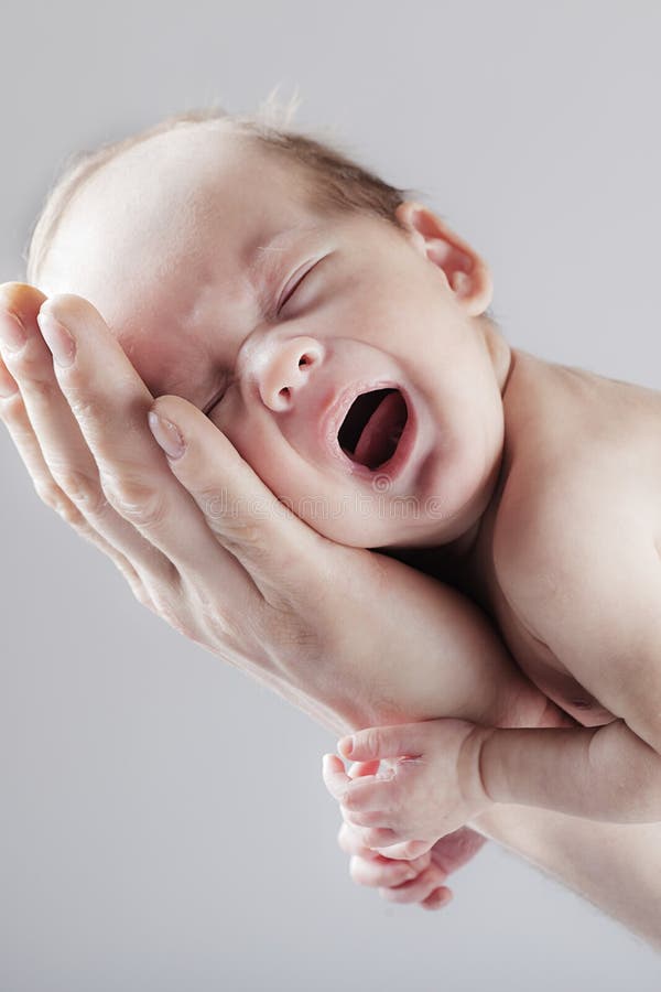 Малыш стучит. Младенец плачет. Плач младенца звук. Младенец кричит тага. Младенец бещостановки плачет.
