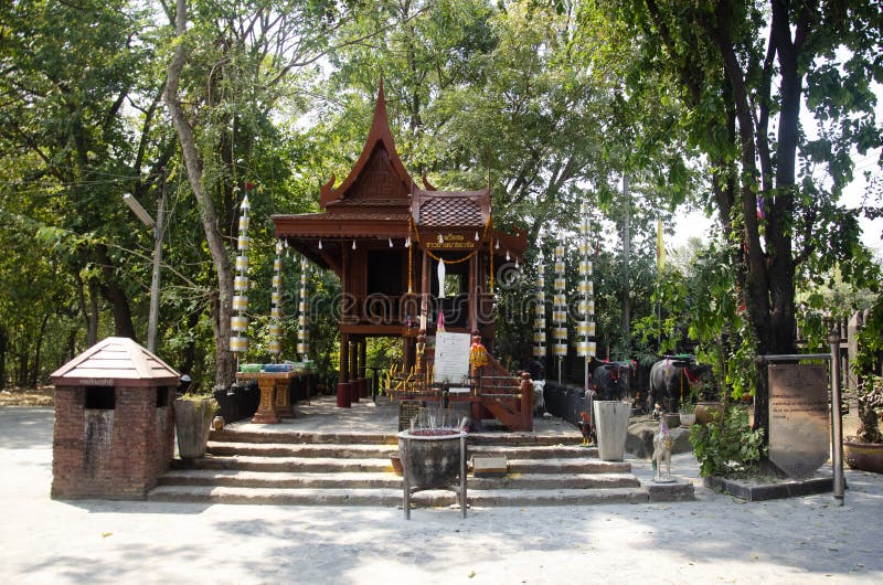 Schrein oder Geisthaus an Wat Pho Kao Ton-Tempel in Knall Rachan-Dorf in Singburi, Thailand stockfotografie Schrein oder Geisthaus an Wat Pho Kao Ton-Tempel in Knall Rachan-Dorf in Singburi, Thailand stockfotografie