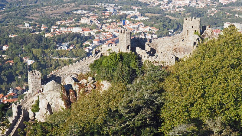 Schritte an macht Schloss, Sintra, Portugal fest lizenzfreie stockbilder Schritte an macht Schloss, Sintra, Portugal fest lizenzfreie stockbilder