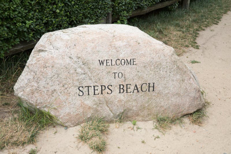 Schritte setzen Stein in Nantucket Massachusetts auf den Strand lizenzfreie stockfotografie